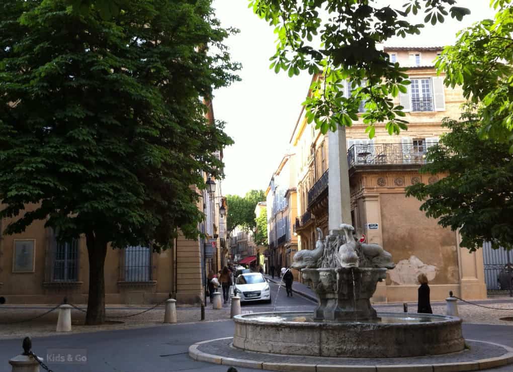 Aix-en-Provence z dzieckiem - fontanny Aix