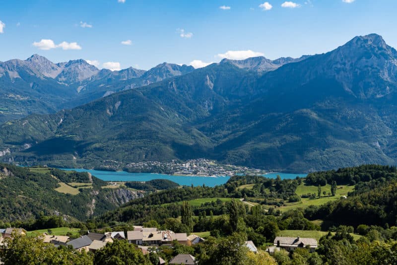 Lato w Alpach jezioro Serre Poncon Alpy